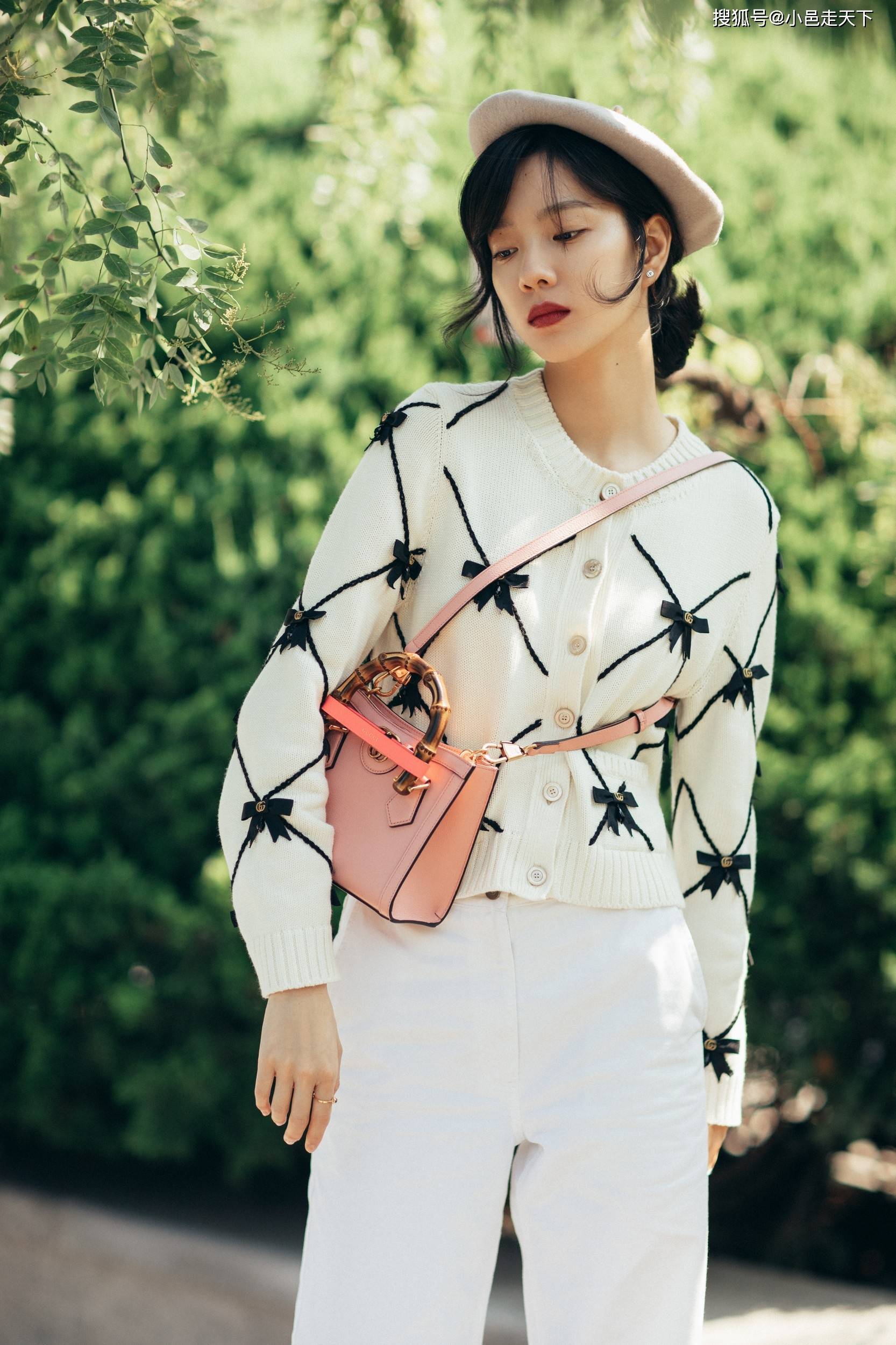 庄达菲白色毛衣休闲写真