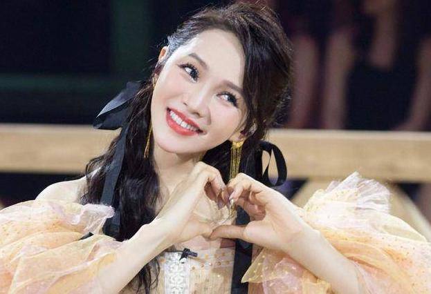 秦昊姥姥寿宴现场曝光!伊能静与婆婆搂腰热聊很亲密