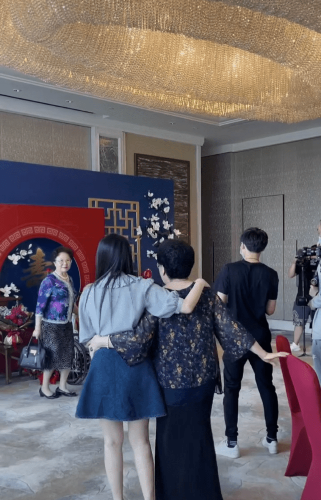秦昊姥姥寿宴现场曝光!伊能静与婆婆搂腰热聊很亲密
