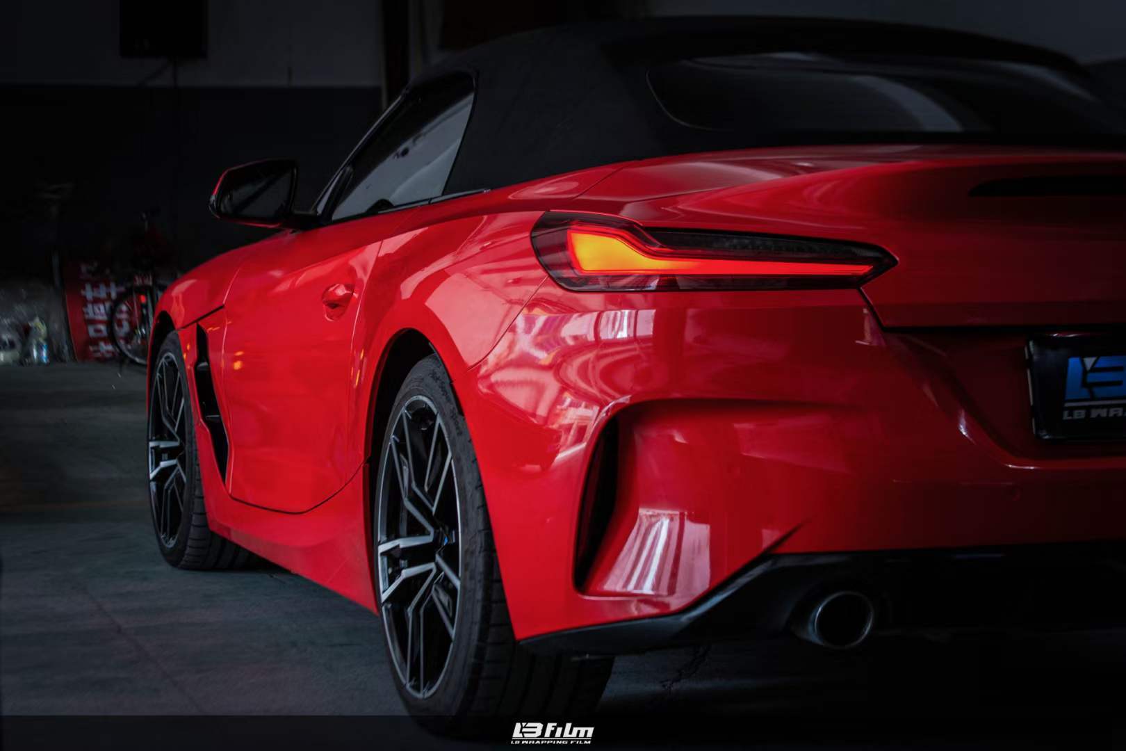喜气的颜色宝马z4贴膜lbfilm改色膜高亮法拉利红