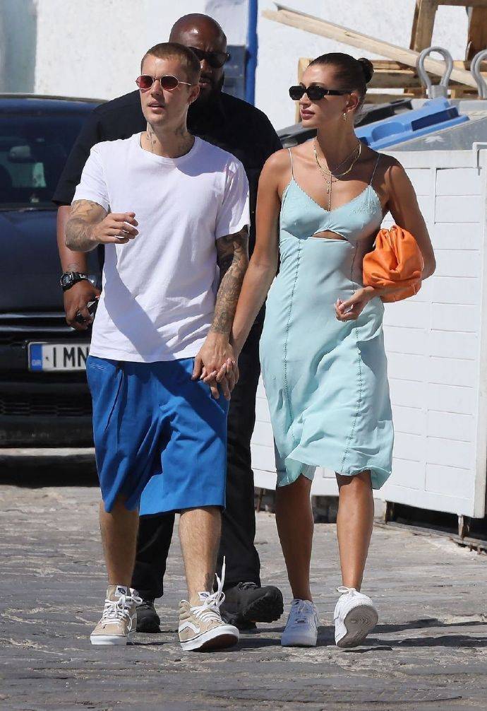 效果|海莉和贾斯汀·比伯出门挺大胆，穿吊带裙领口挖个洞，身材真抢眼