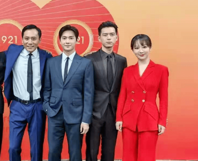 效果|七一晚会后台惊喜多！韩红抽雪茄变大佬，杨紫穿红西装拉刘诗诗热聊