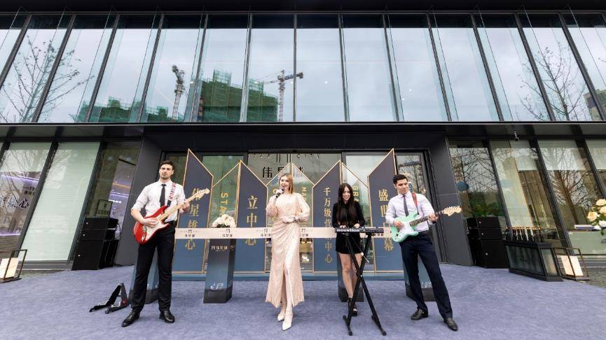 在万众期待之下,超燃音浪响起,网红乐队先声开场,辉映城市经典一幕