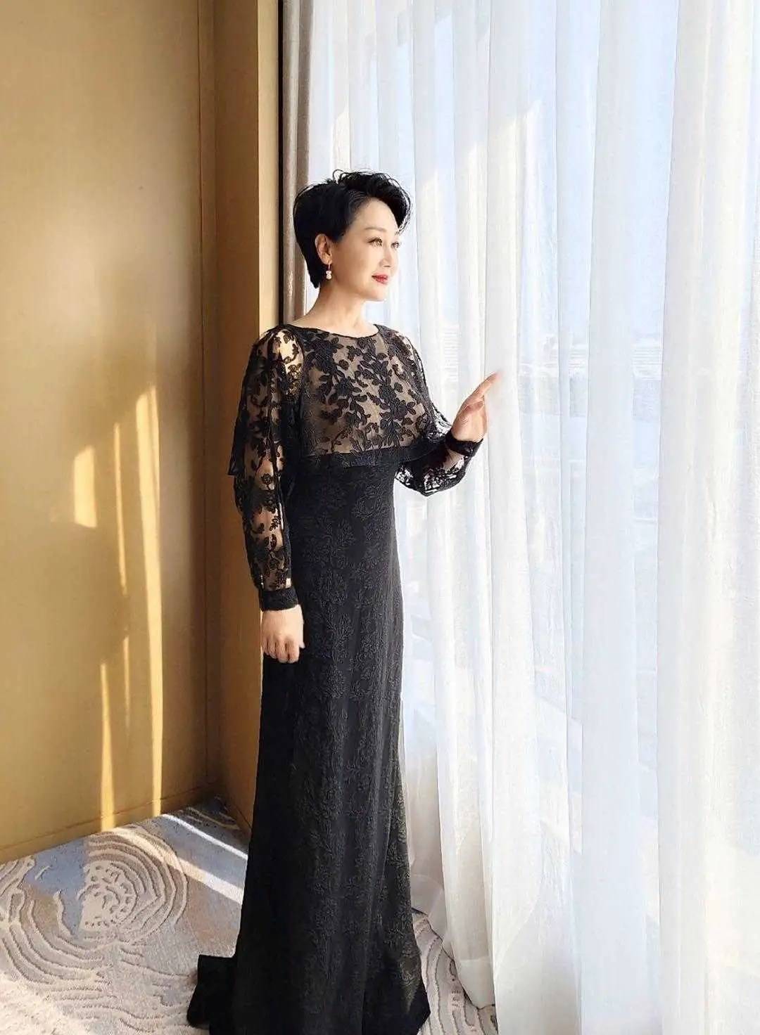 王姬商演好出彩,穿蓝色衬衫配白裙好优雅,和女儿同框似同龄人_女人