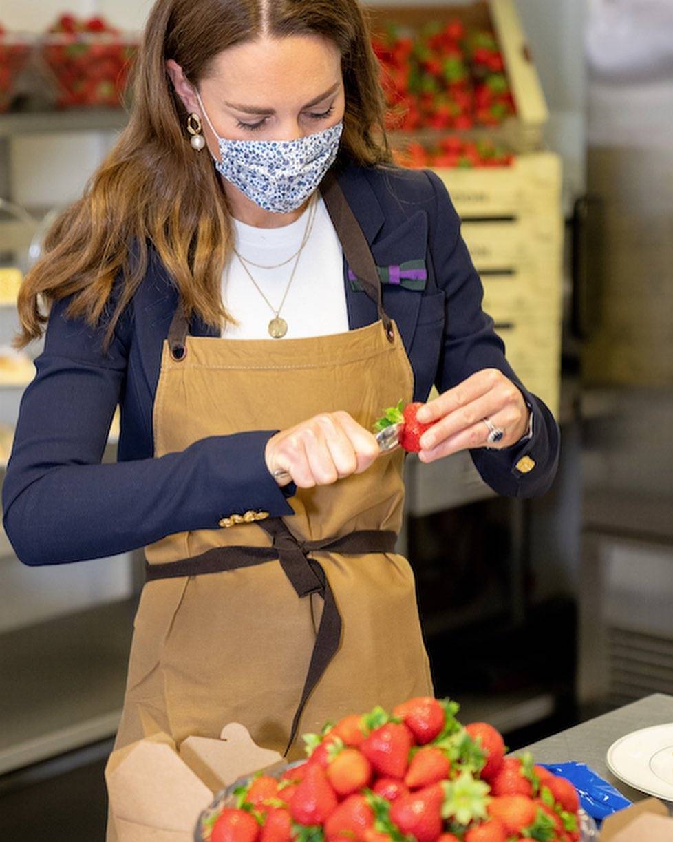 穿上围裙后,这件略显随意的超短裙并没有显得突兀,一个亲民的平民公主