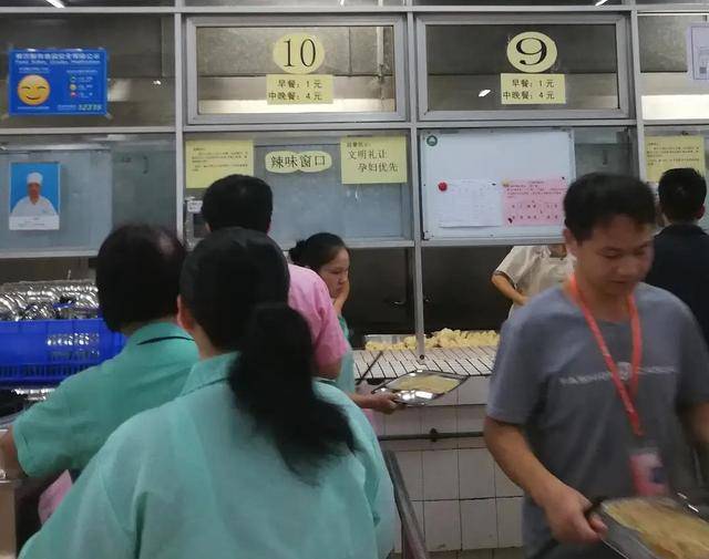 中晚餐|实拍：深圳某工厂食堂，早餐只需一块钱，还管饱