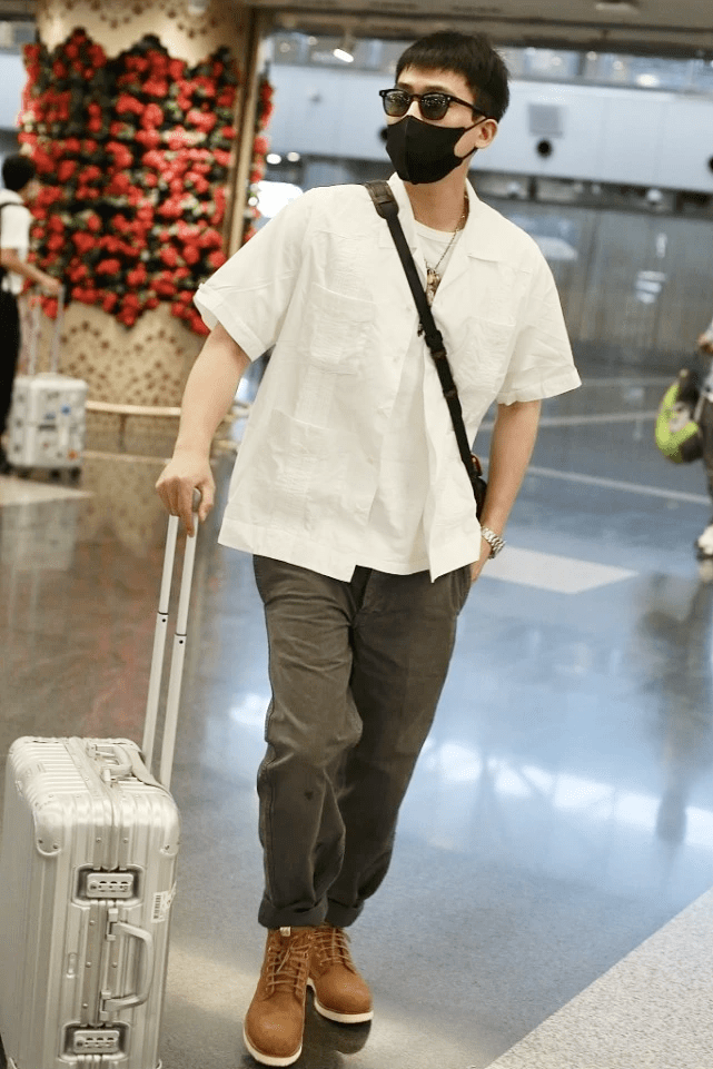 欧豪真是 皮靴控 夏日也爱穿 搭配牛仔裤潮流又显男人味 衬衫