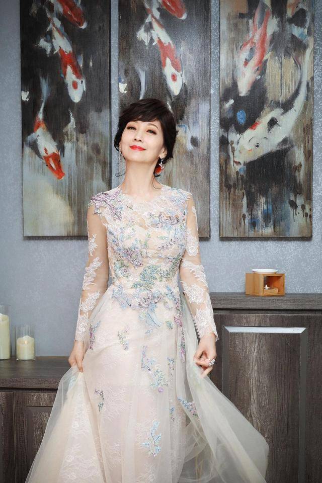 一身|左小青气质真好,穿一身刺绣连衣裙优雅端庄,太给70后女星长脸了