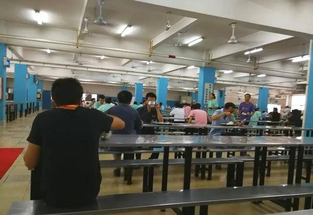 中晚餐|实拍：深圳某工厂食堂，早餐只需一块钱，还管饱