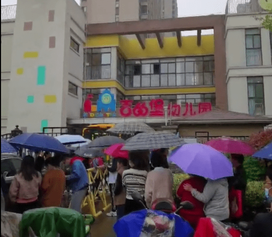 进行|合肥一幼儿园多名幼儿腹痛，家长突击检查后厨，发现大量变质食材