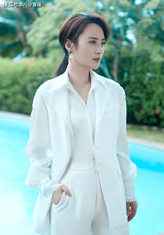 身材|蒋勤勤也“翻车”？一袭裸色连衣裙温婉优雅，短卷发造型太拉气质