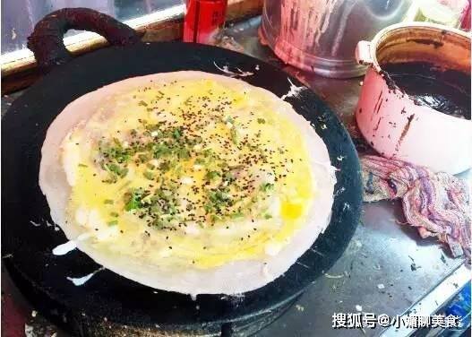 葱花|卖了10年鸡蛋饼的大姐，教你两分钟就学会，小孩吃了还想要！