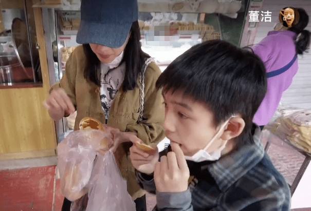 网友偶遇董洁母子逛街,董洁紧紧抓着12岁顶顶的手腕