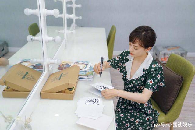 长发|孙俪身穿绿色小碎花裙，气质十分温柔