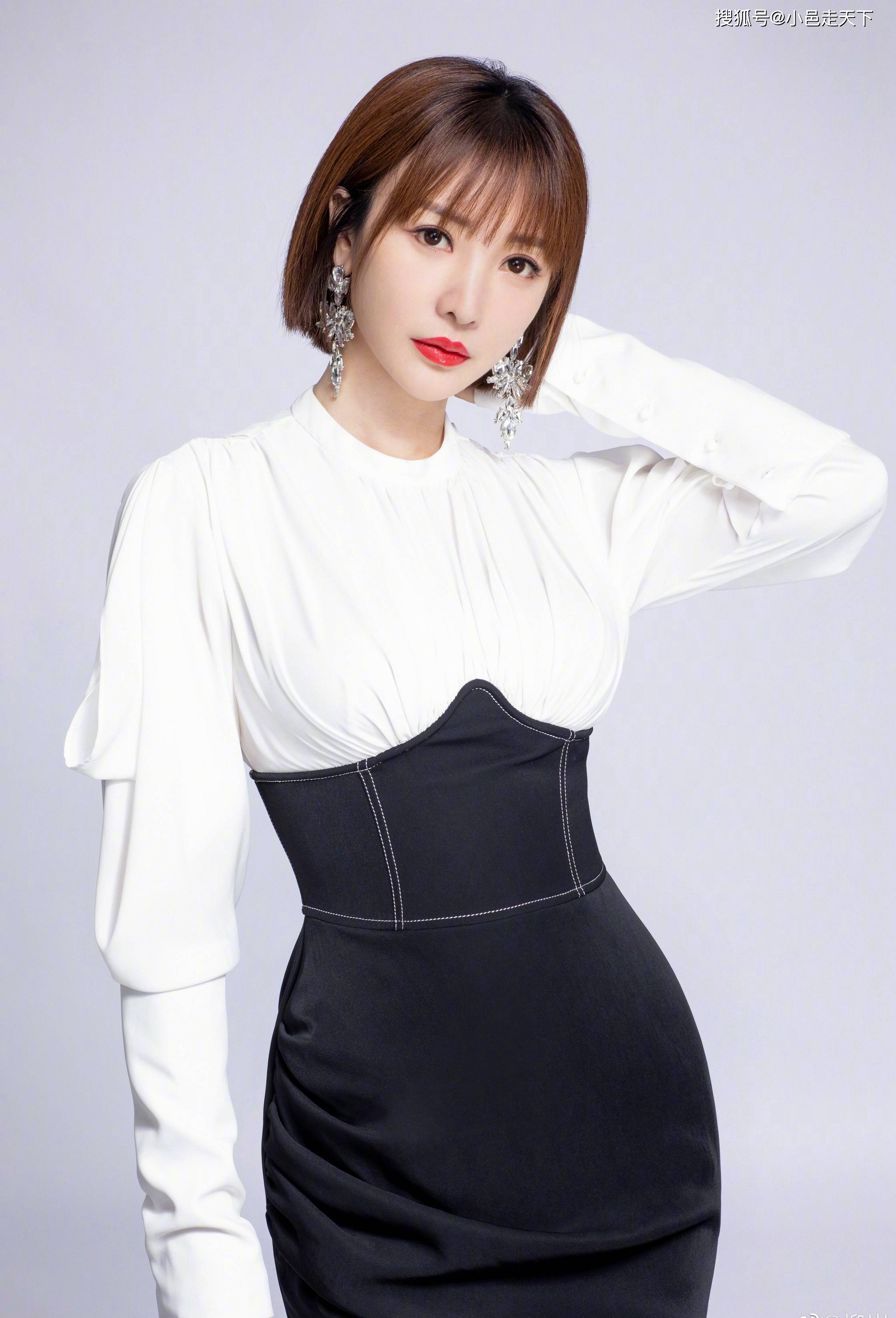 柳岩白色t恤优雅写真