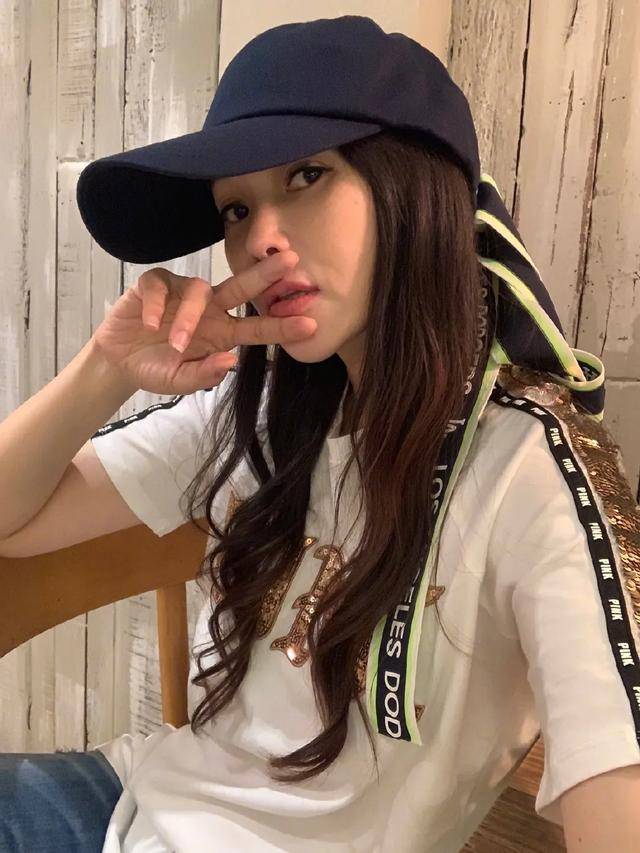 花朵|52岁伊能静穿搭似少女，粉色“花朵裙”减龄时髦，气质高级！
