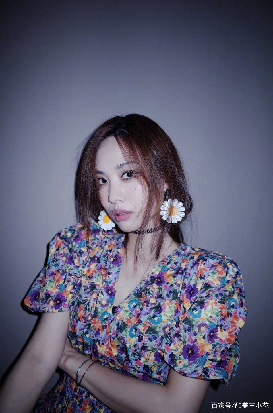 姐妹|33岁王霏霏太会穿，泡泡袖碎花裙尽显好身材，配个大耳环超洋气