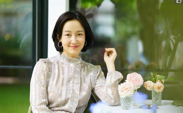 显得|赵子琪时尚又精致，两个女儿穿花裙甜美可爱，衣品不比妈妈差