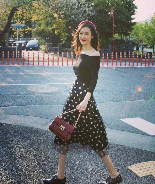 因为|田朴珺终于惊艳一回，穿白色透视纱裙配大波浪卷发，美得认不出