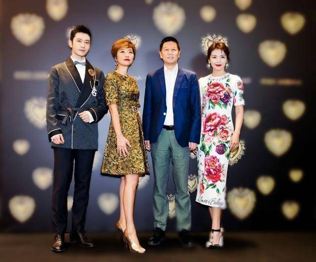 身材|黄晓明与刘涛同台，男士条纹西装很绅士，女士印花裙端庄优雅