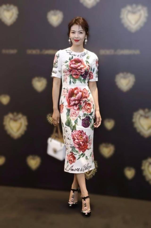 身材|黄晓明与刘涛同台，男士条纹西装很绅士，女士印花裙端庄优雅