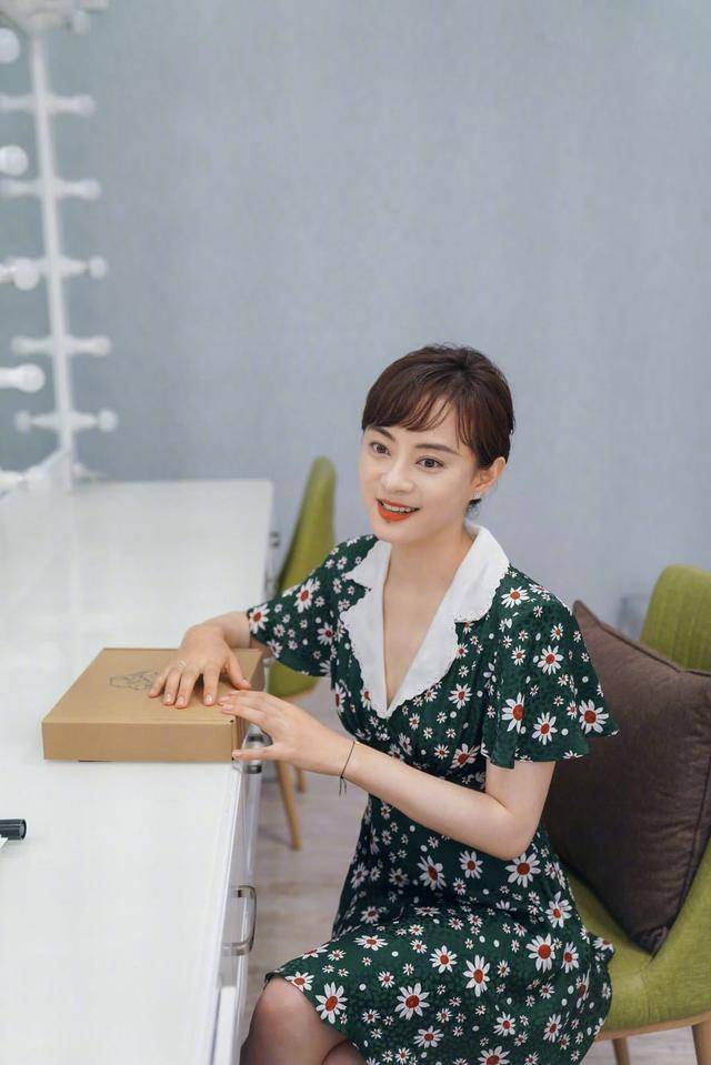发型|孙俪终于留长发了，搭配一身绿色小雏菊碎花长裙，温柔可人！