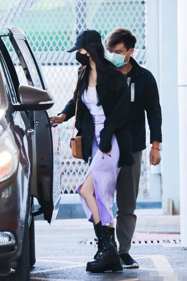 长度|杨幂机场穿搭:白色紧身小背心,看到裙子长度后:我就知道