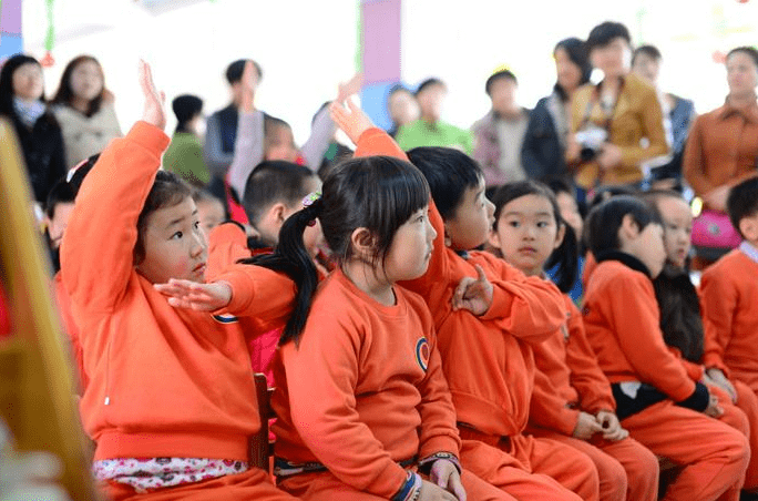 宝爸|4岁女儿幼儿园过生日，老师提醒家长买“双层蛋糕”，宝妈：凭啥