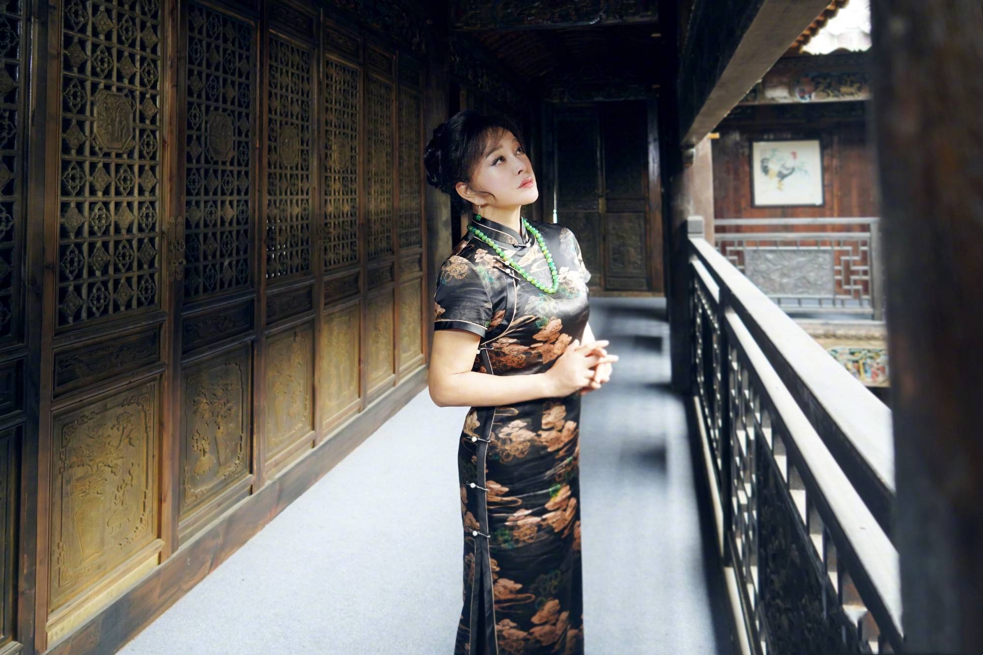 刘晓庆真会保养,水墨旗袍配玉石吊坠贵气典雅,65岁风采依旧