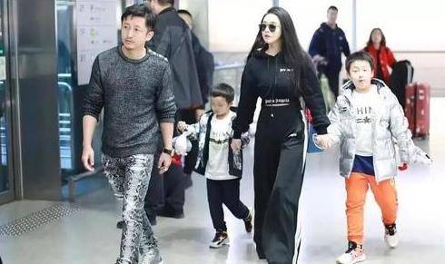 黑色|邹市明一家五口走机场！冉莹颖爆肥一身赘肉，长子成胖墩幼子呆萌