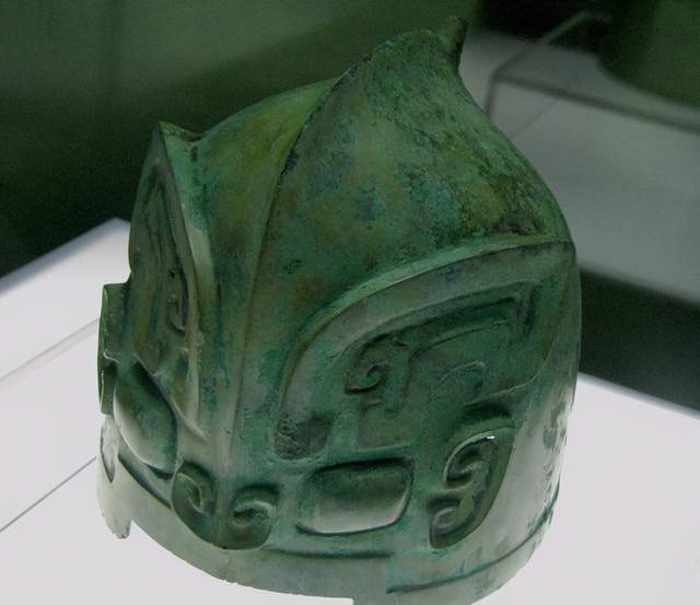 原创新干县大洋洲出土一个青铜胄看着样式挺威风可是却有三大缺点