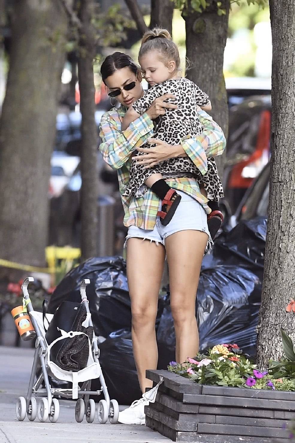 身材|C罗前女友伊莲娜带娃出街，彩色衬衫秀美腿，女儿穿豹纹裙超可爱