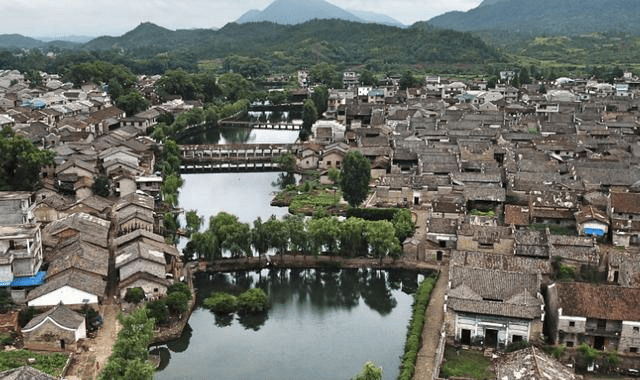 江西的抚州市安乐县,就有一处古老的村落,很有古色古香的氛围感,叫流