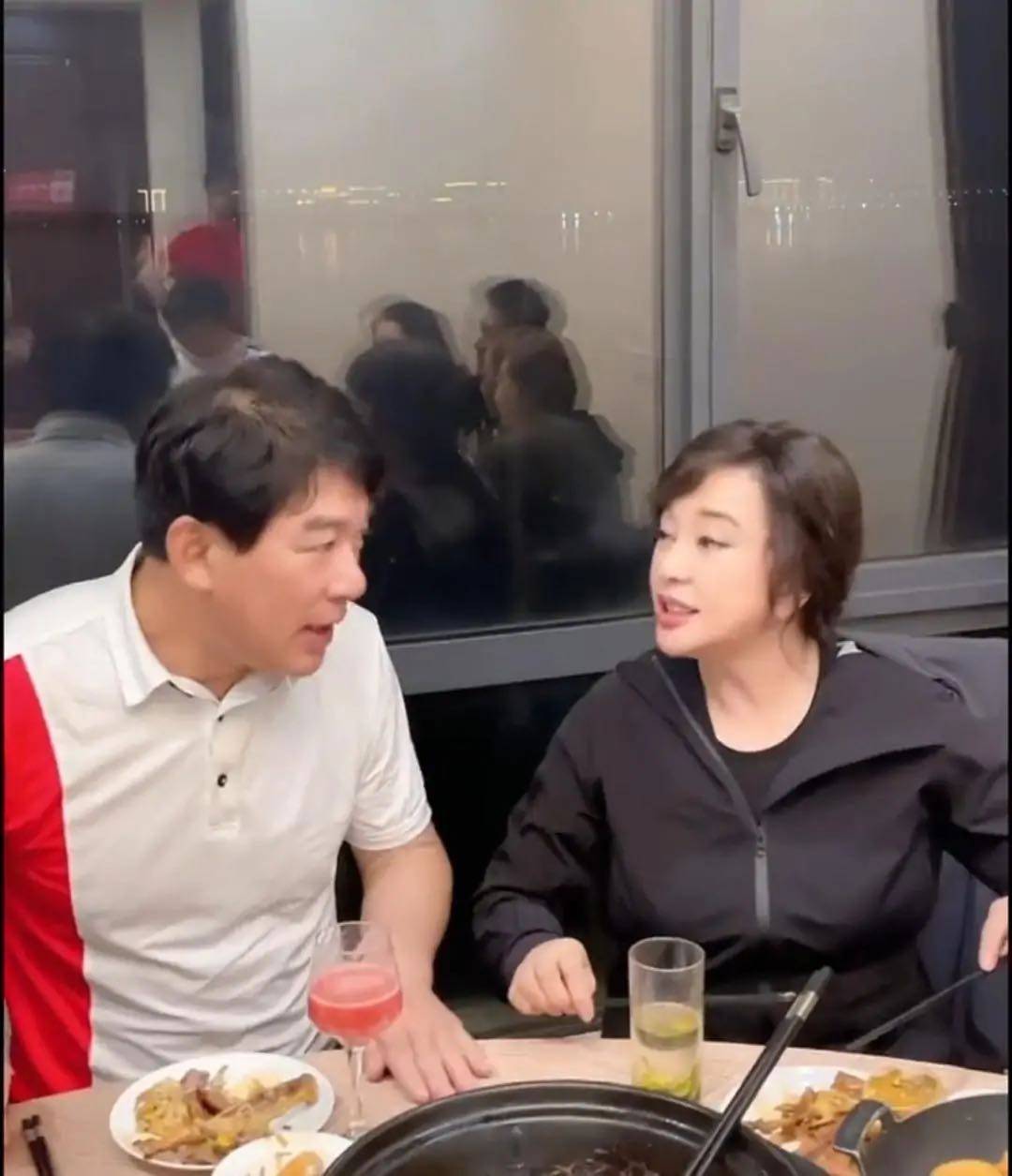 刘晓庆与朱时茂罕同框,饭桌对唱超默契,67岁朱时茂一头黑发显年轻