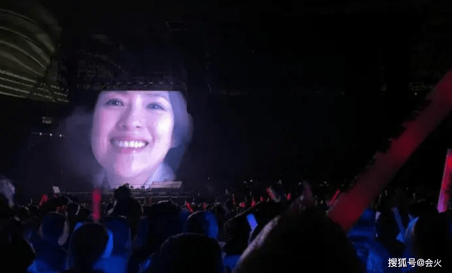 章子怡带孩子看汪峰演出!一旁继女身高惊人