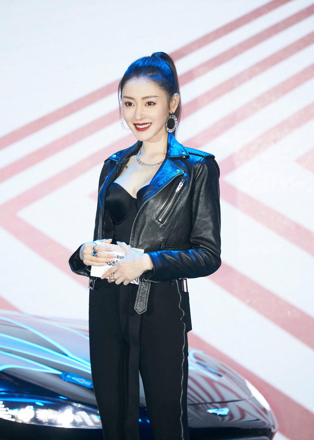 张天爱到哪都那么美穿浅橘色的抹胸裹身裙凹凸有致曲线真抢镜