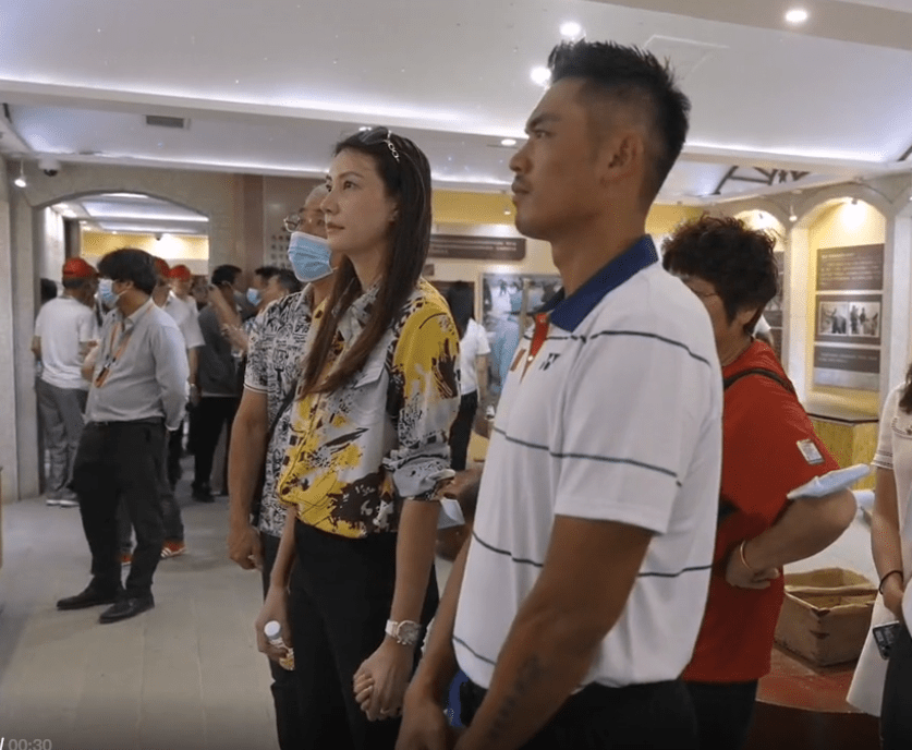 显得|谢杏芳带儿子游泳，腿又白又长但素颜有斑，穿泳装身材下垂严重！