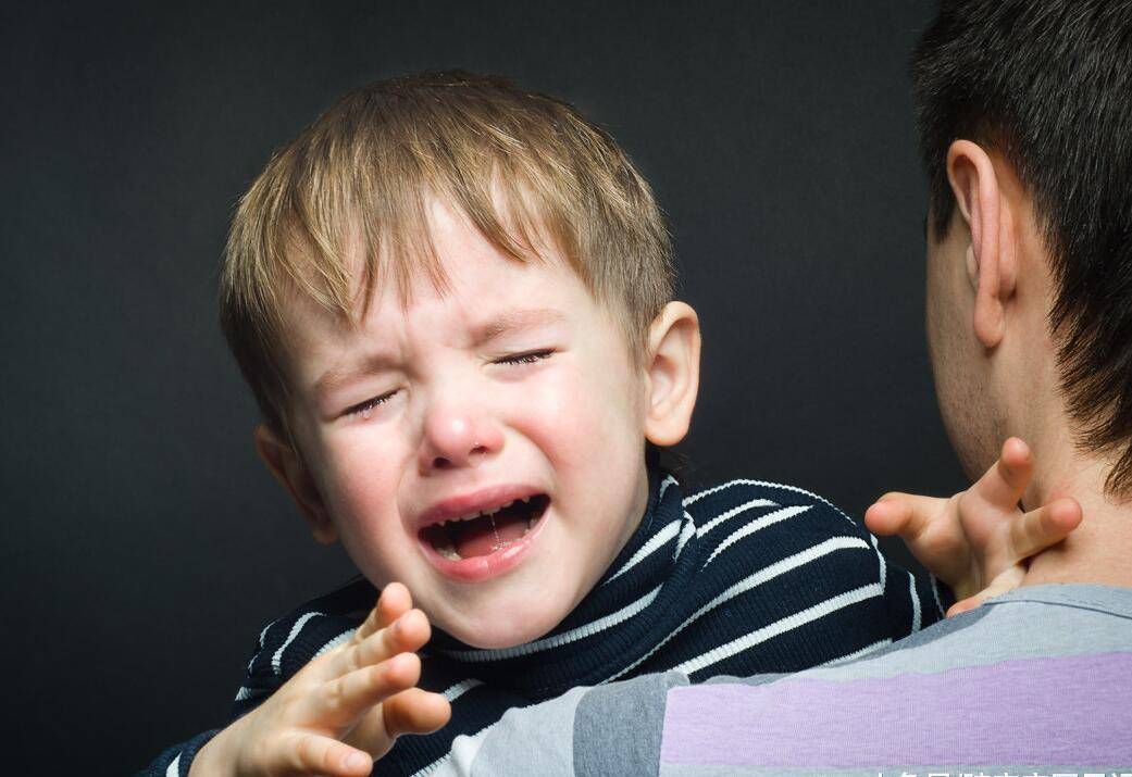 冲突|孩子在幼儿园被欺负，别再教他“打回去”，掌握这3点更重要