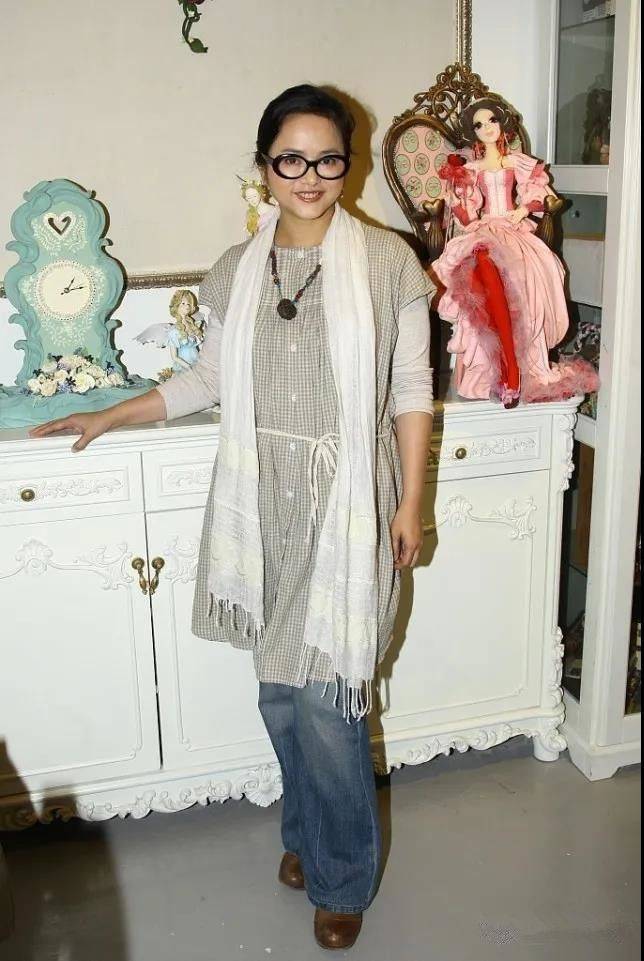 叶蕴仪出席活动脸胖身子圆的身姿确实没亮点全靠富婆气息撑着