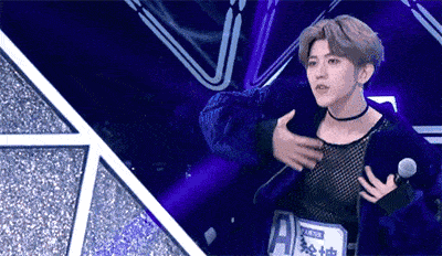 蔡徐坤18岁旧照被扒出,皮肤黝黑路边放风筝,纯素颜完全认不出