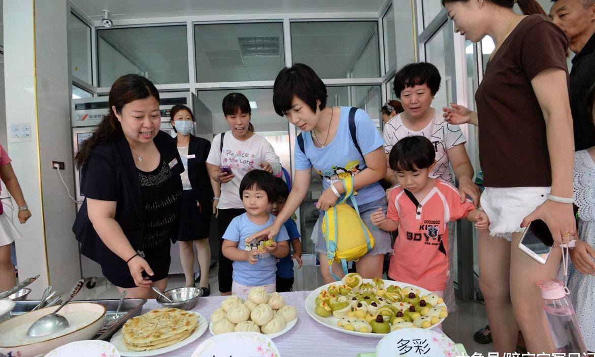 说法|幼儿园惊现发霉食材、厨具，家长讨要说法，校方： 这是给老师吃的