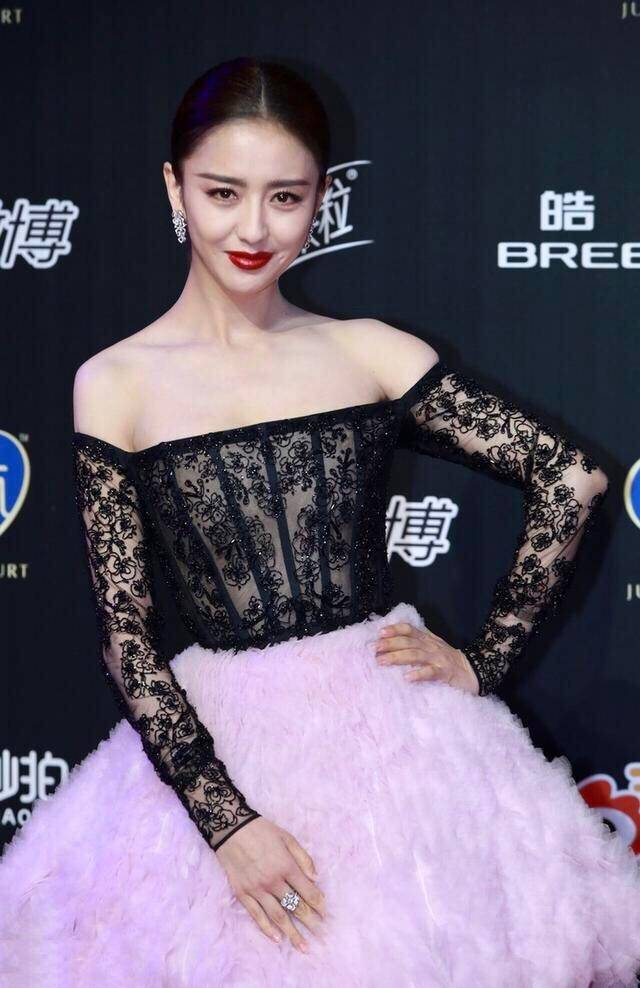 设计|佟丽娅终于妩媚一回，穿半透视薄纱太妩媚，粉色蓬蓬裙有很少女感