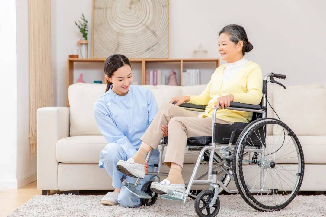 高素质养老护理员未来缺口巨大,你准备好了吗?_老人