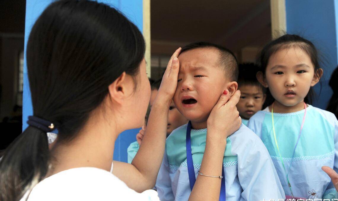 树洞|孩子刚上幼儿园哭闹咋办？妈妈学会这个方法，让孩子迅速适应