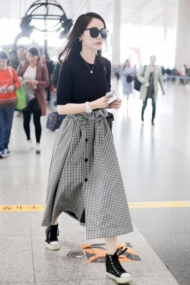 帆布鞋|33岁马蓉走机场“巨星范”十足,半身裙搭打底衫,简约大气有派头