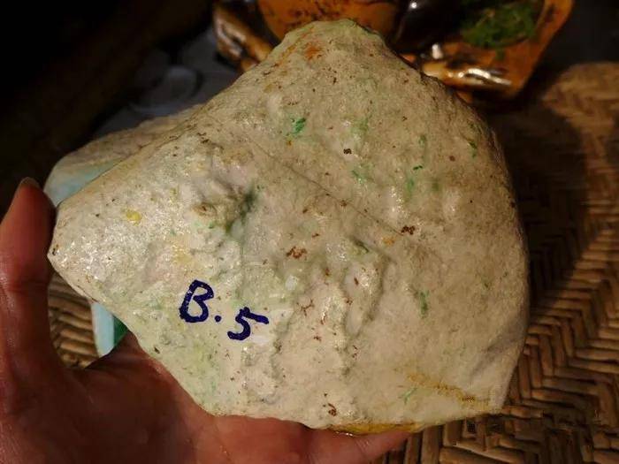 曾丁丁翡翠皮壳见藓的翡翠原石货主花了42000意外掏出两只冰阳绿手镯