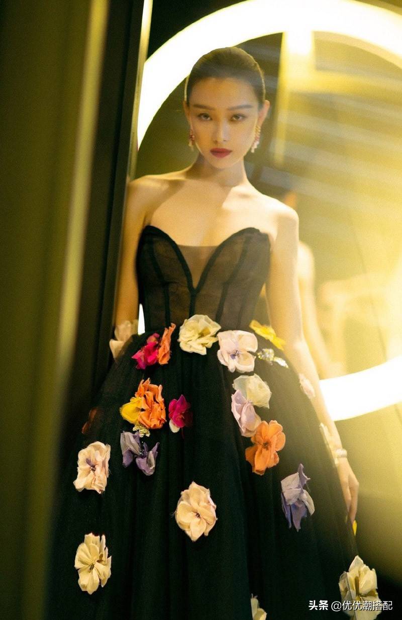 魅力|倪妮不愧是“妖精”身段妖娆！抹胸长裙穿得好紧绷，撩人指数满分
