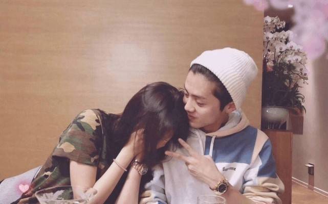 没分手!关晓彤完工后与妈妈同返鹿晗家中