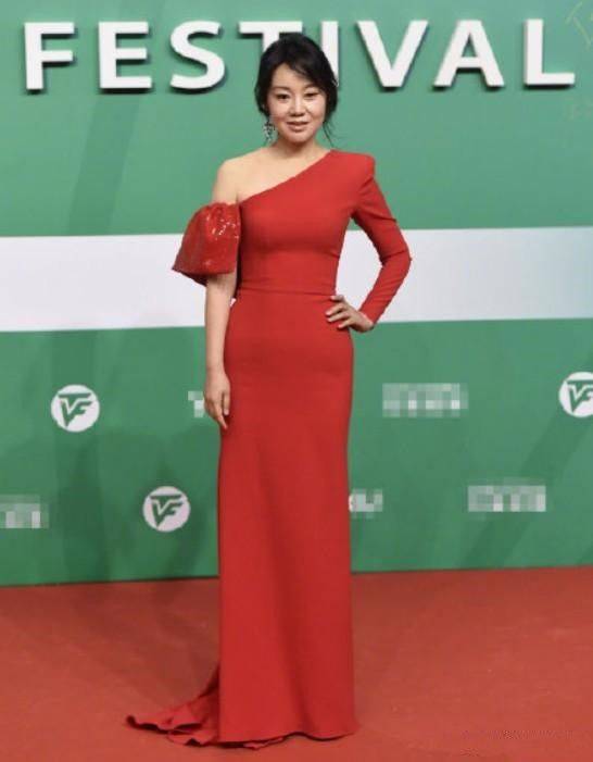 显得|闫妮装不下去了，50岁的皮肤额头出油脸下垂，就是个普通老年人！