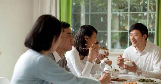 个人成长|儿子婚后三天两头跑回家蹭饭，无意中听到他打电话，我劝儿子离婚